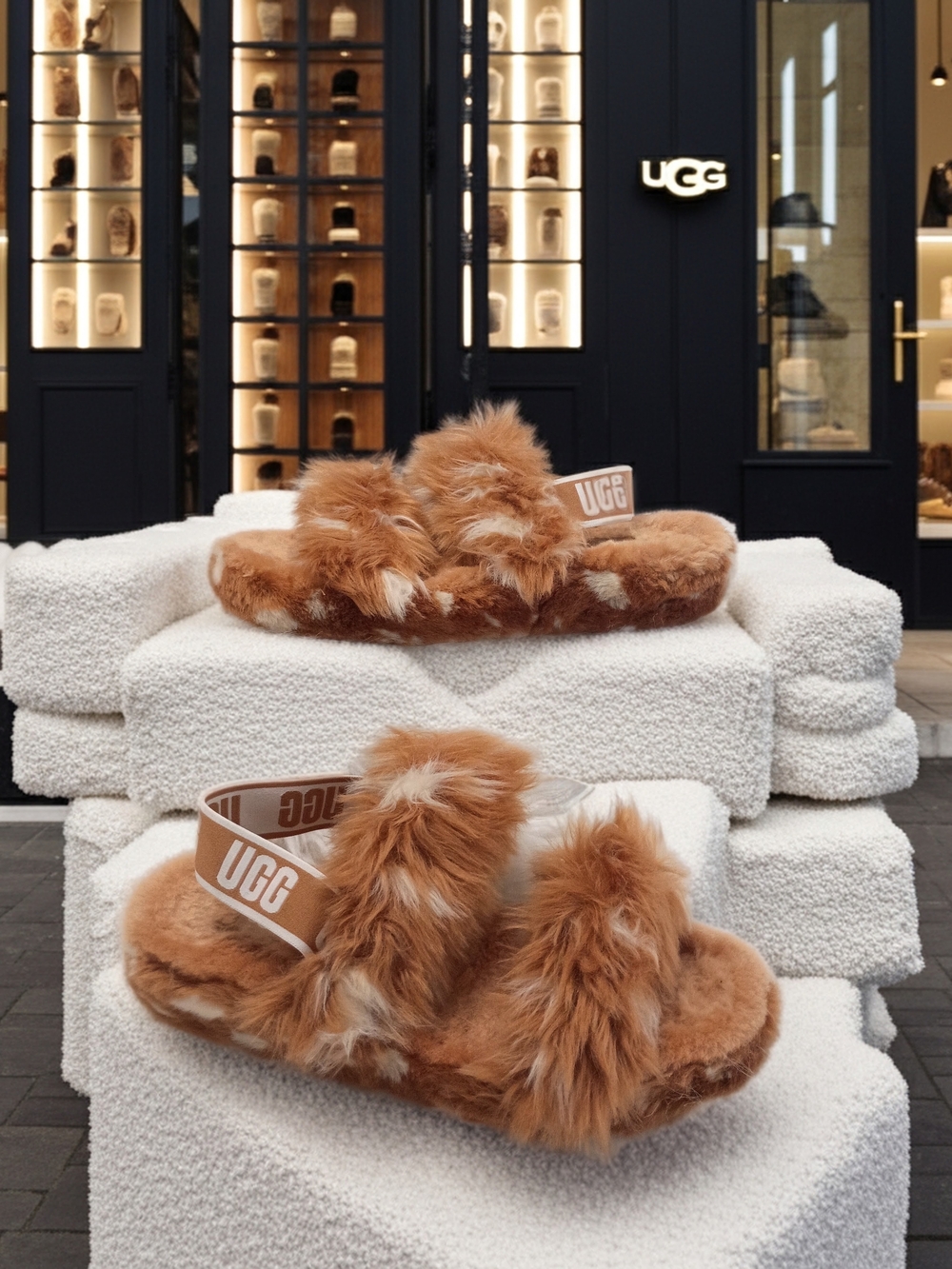UGG Kids Fluff Yeah Shearling Sandals in Chestnut